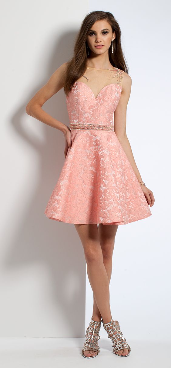 Vestido en encaje con bordados y escote en espalda