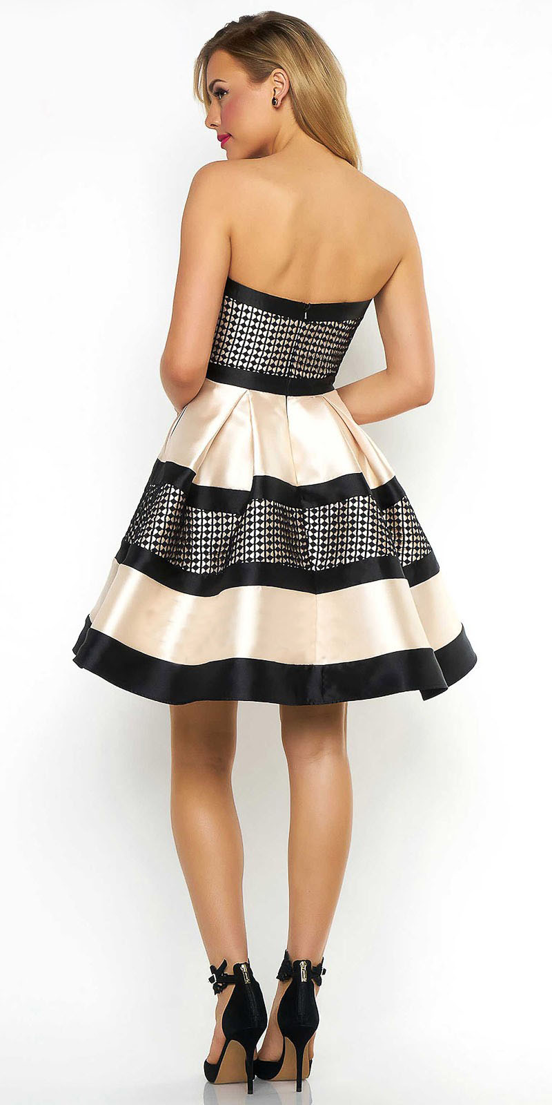 Vestido strapless con falda amplia