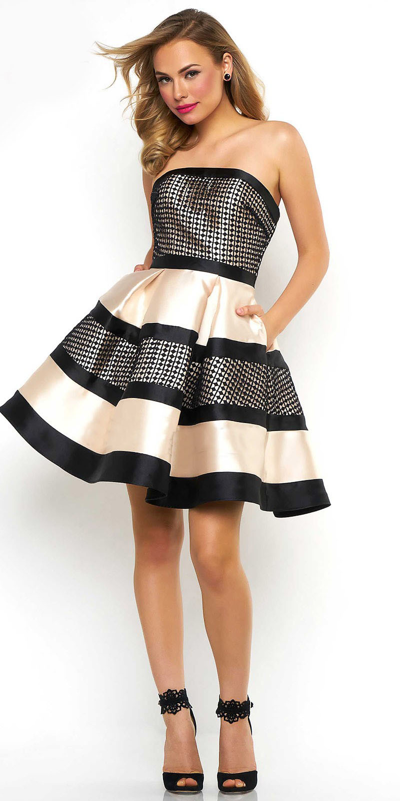 Vestido strapless con falda amplia