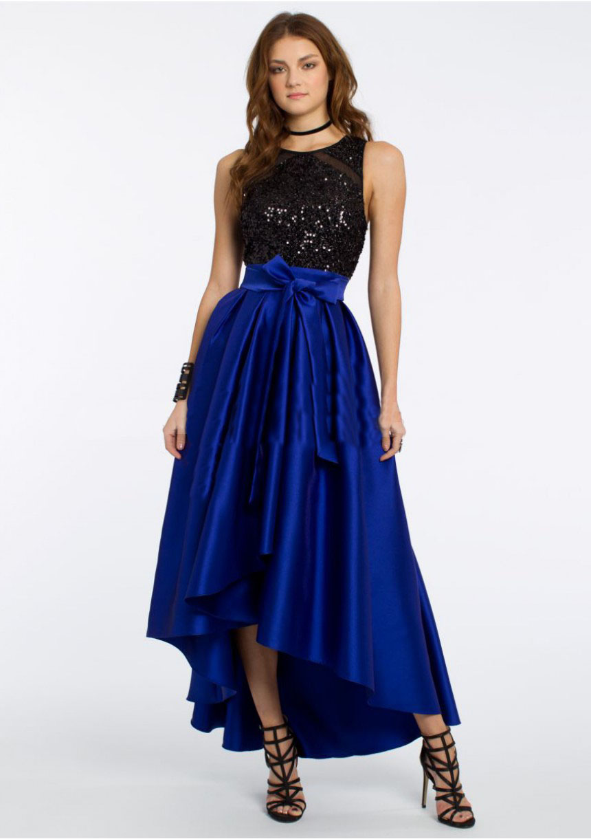 Vestido con top negro y falda asimétrica