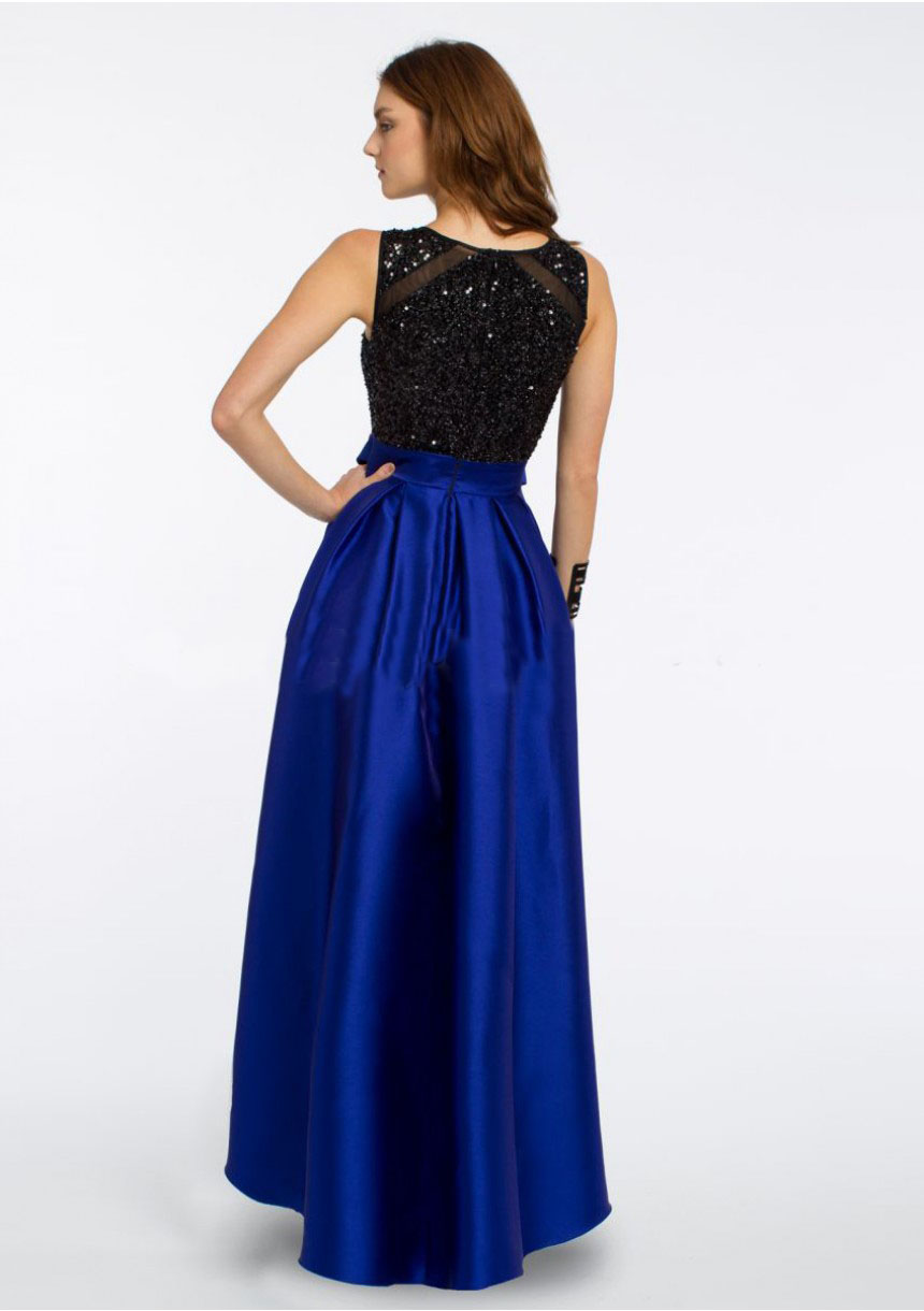 Vestido con top negro y falda asimétrica