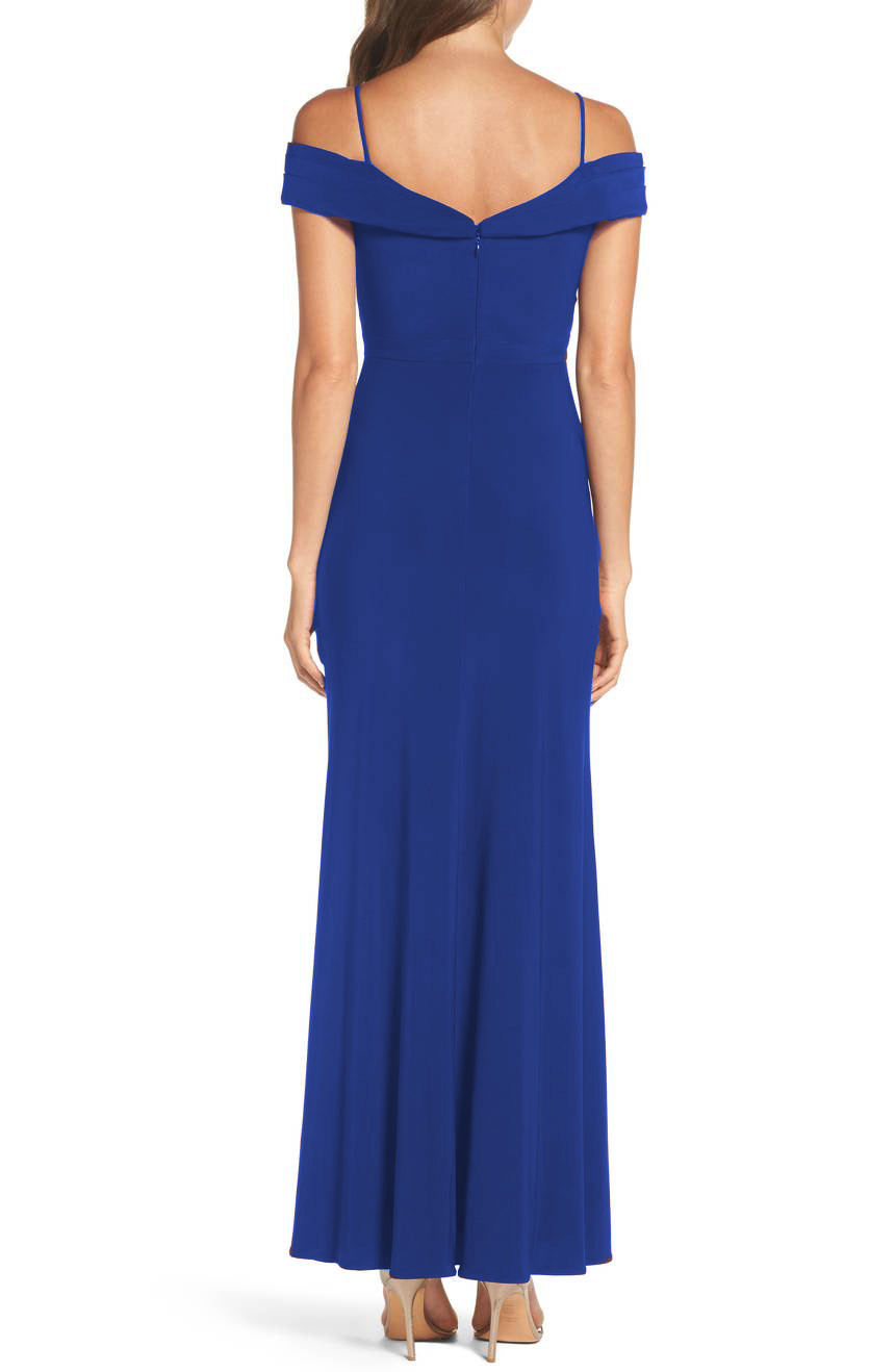 Vestido off the shoulder con tajo