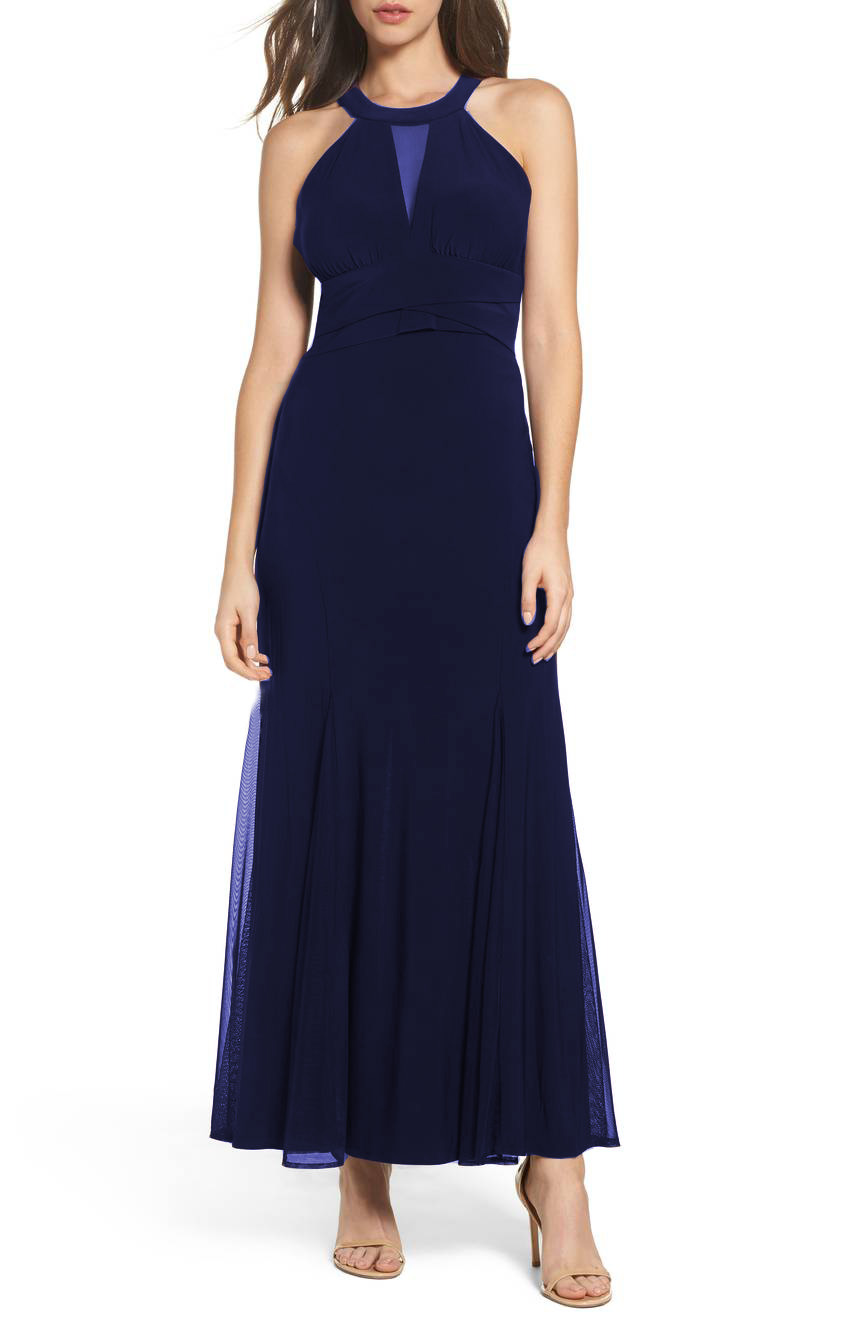 Vestido con transparencia en escote y godets en tul