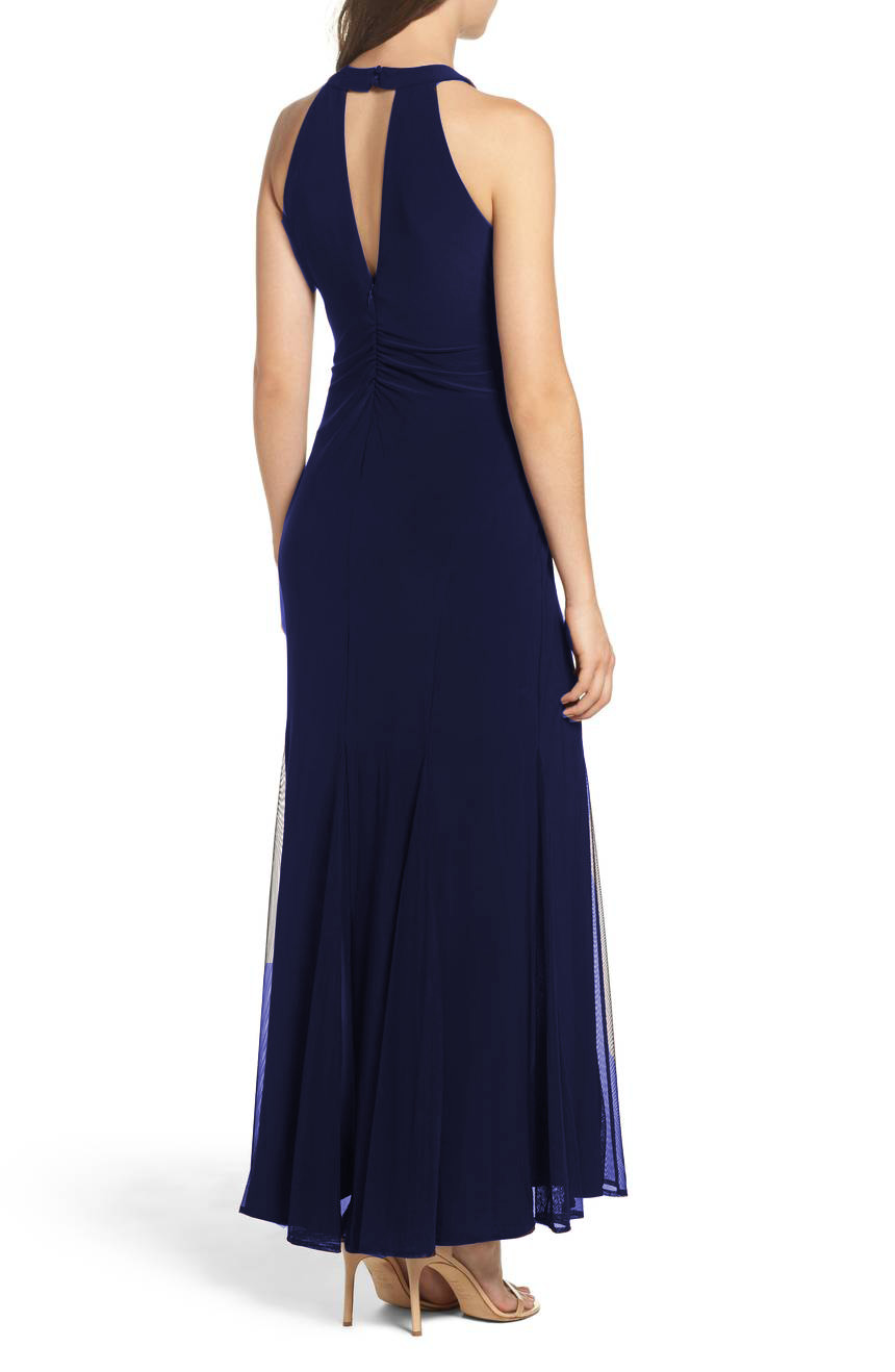 Vestido con transparencia en escote y godets en tul