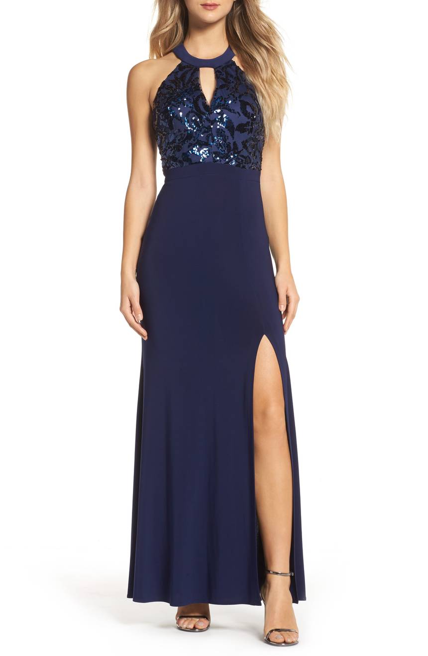 Vestido con lentejuelas en top y tajo