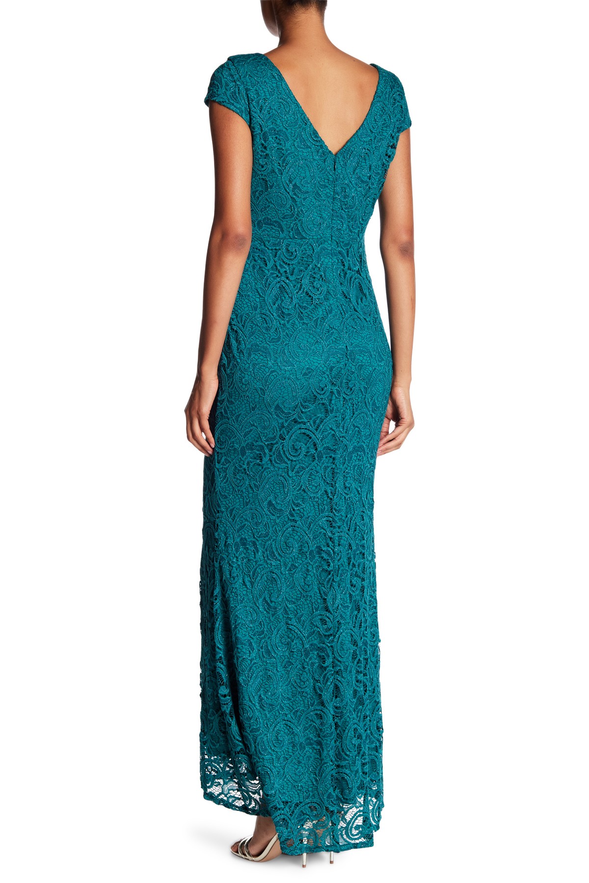 Vestido de encaje con transparencia en escote