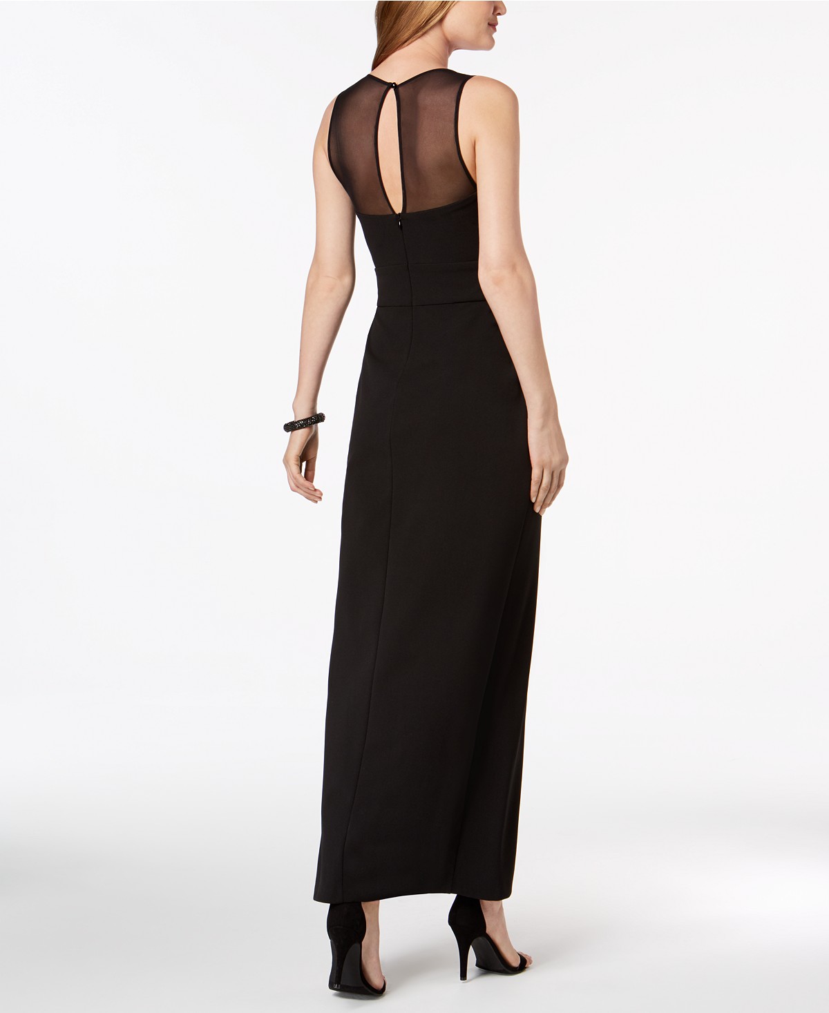 Vestido con transparencia en escote y tajo