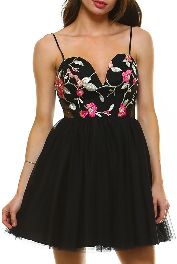Vestido con top bordado y transparencia en cintura