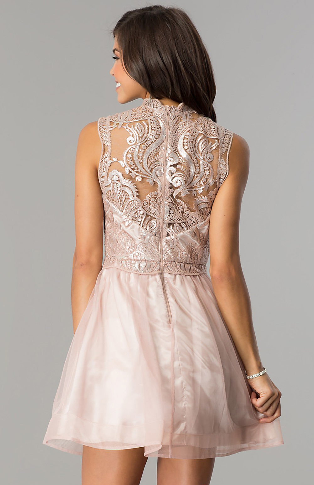 Vestido con top de encaje y falda en tul