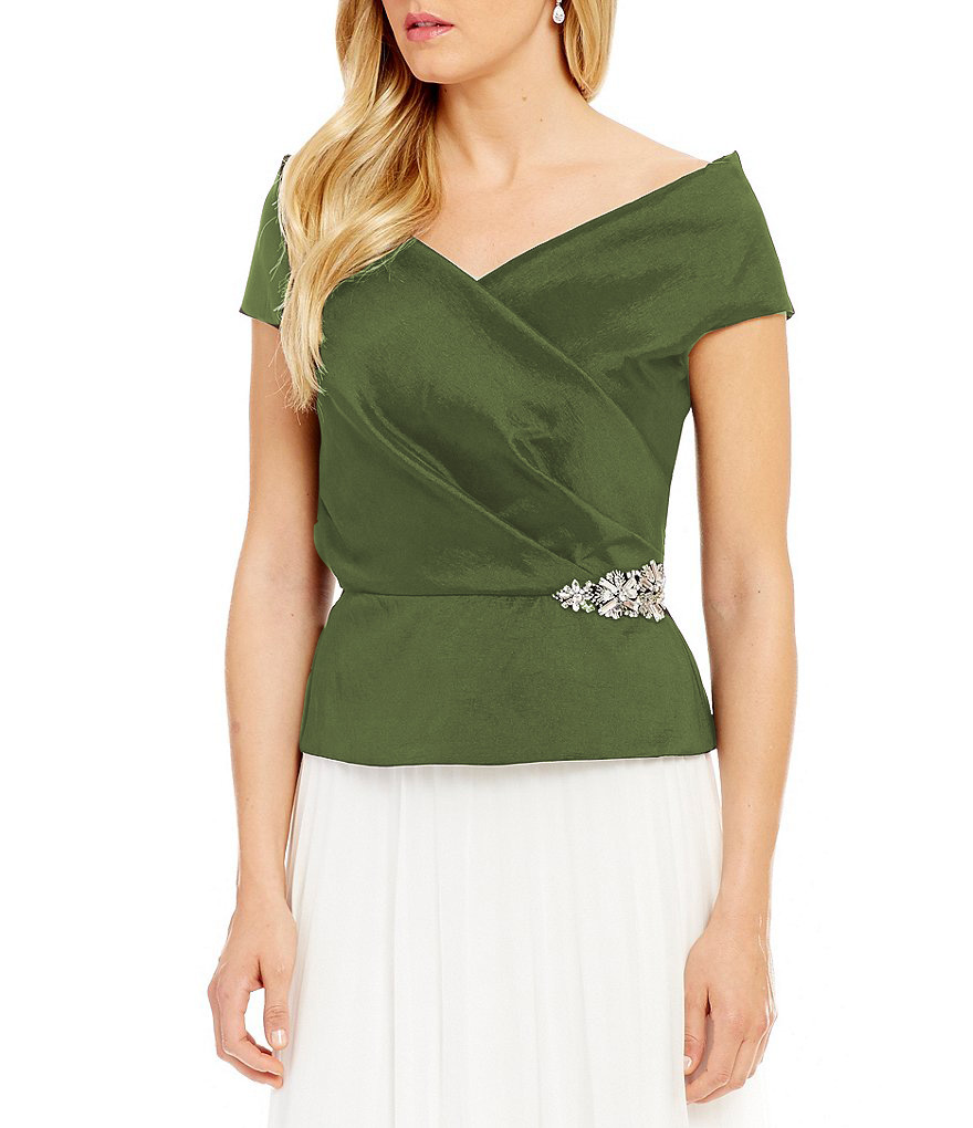 Blusa off the shoulder en tafeta con prendedor en cintura