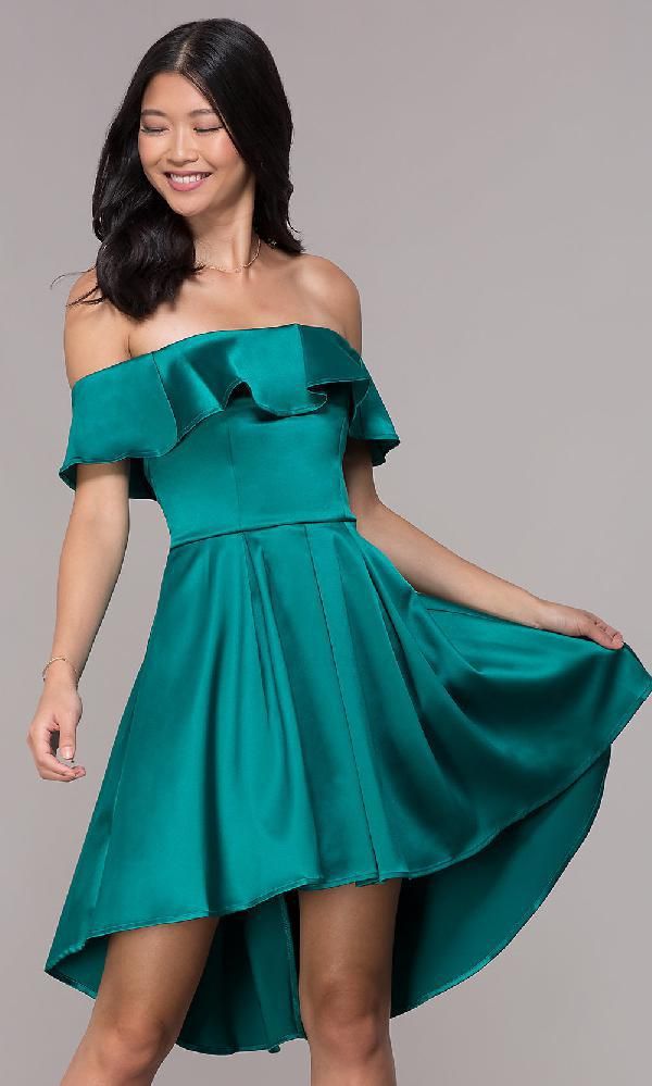 Vestido verde off the shoulder con volado