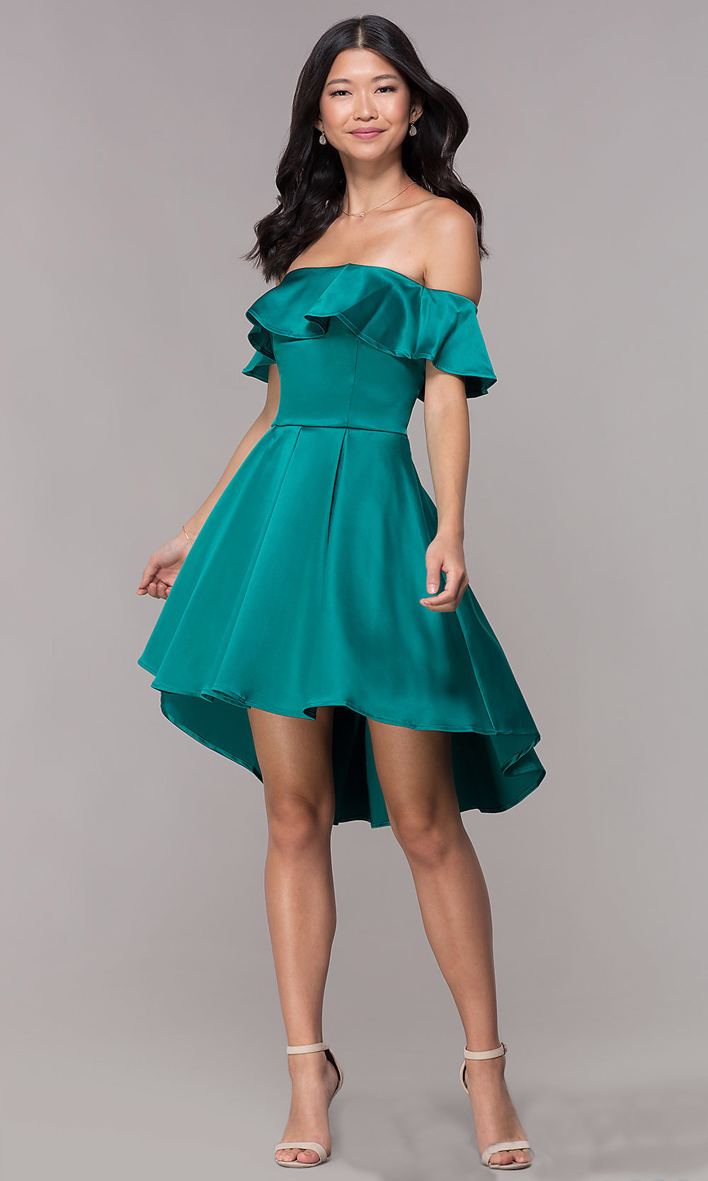 Vestido verde off the shoulder con volado