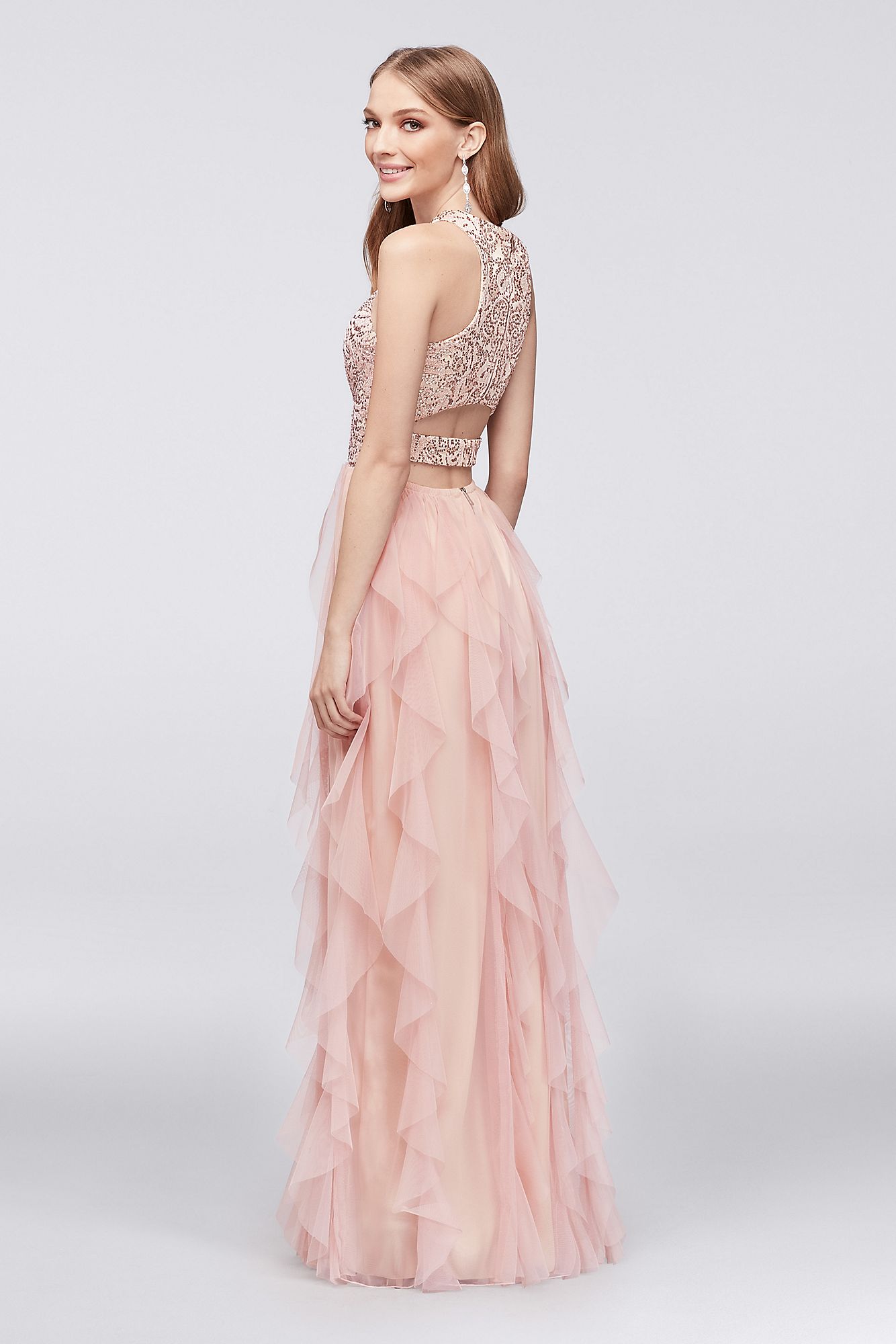 Vestido con top bordado, falda en tul y detalle en espalda
