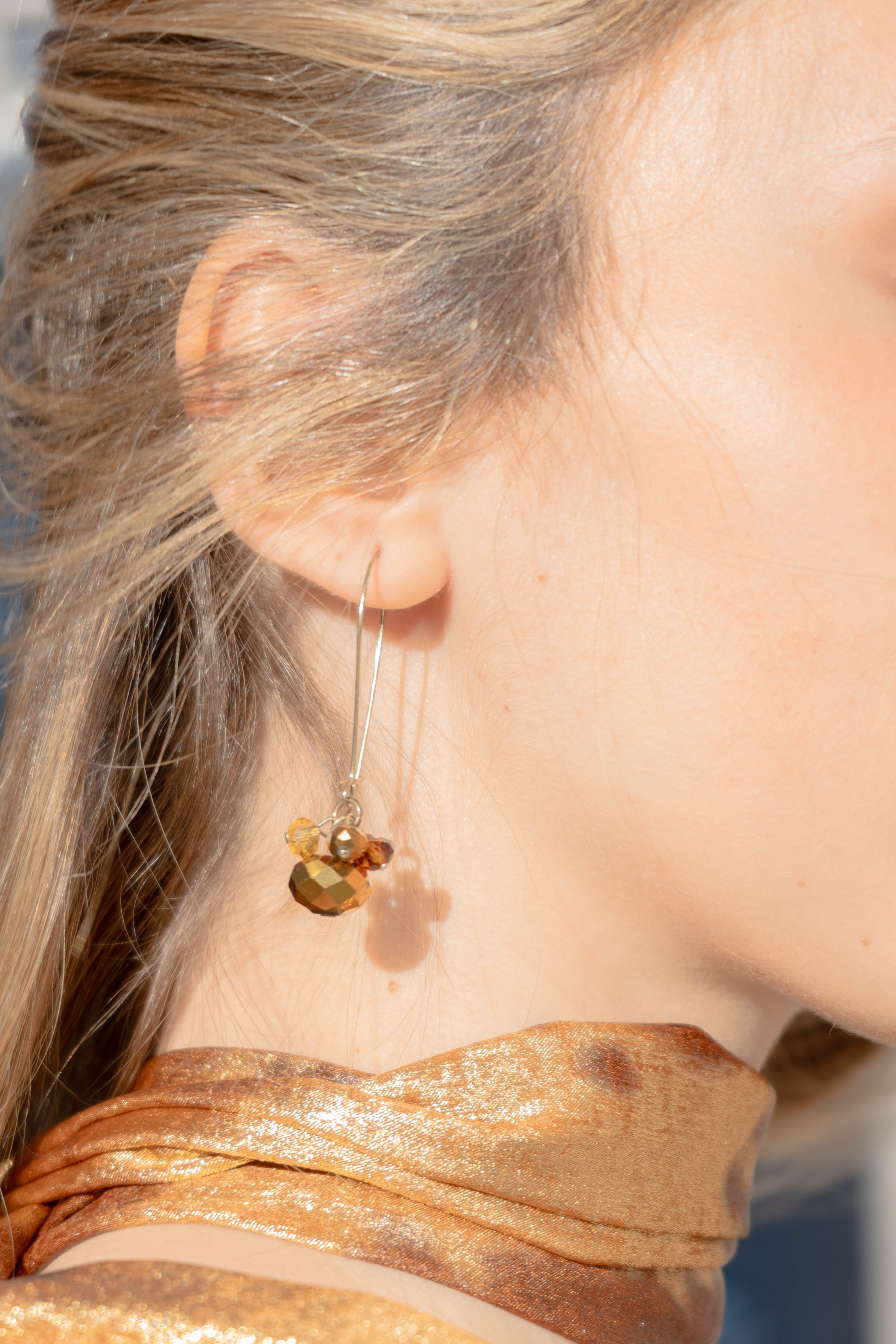 Caravanas doradas con piedras marrones