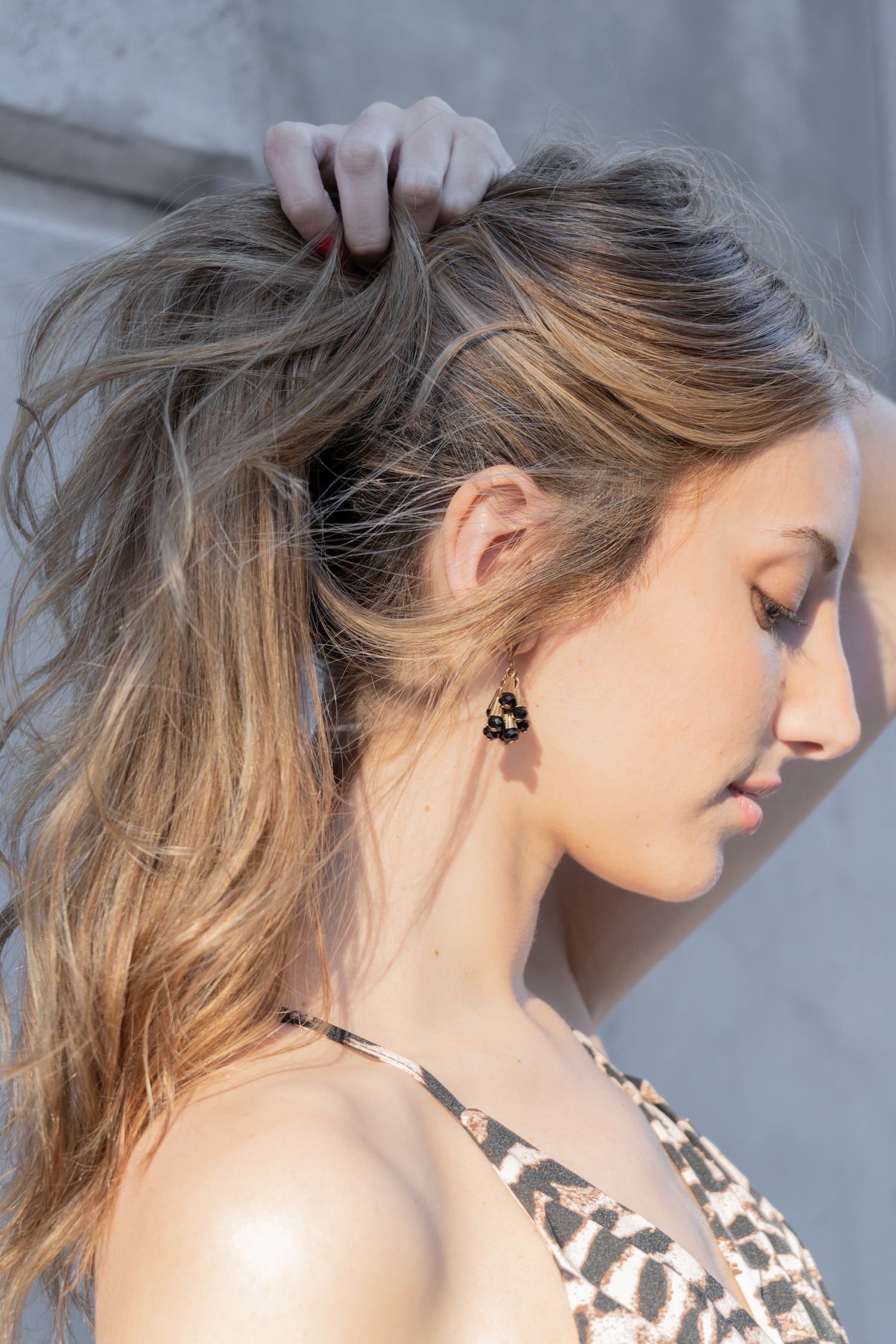 Caravanas doradas con piedras negras