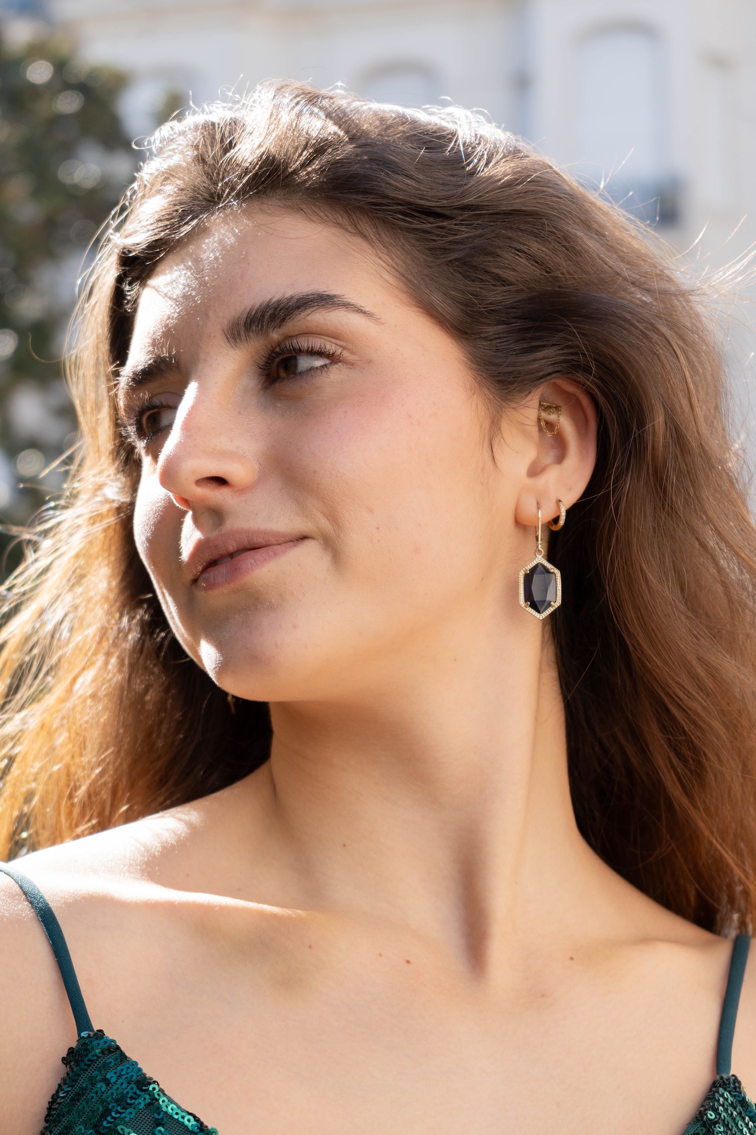 Caravanas doradas con piedra hexágonal azul