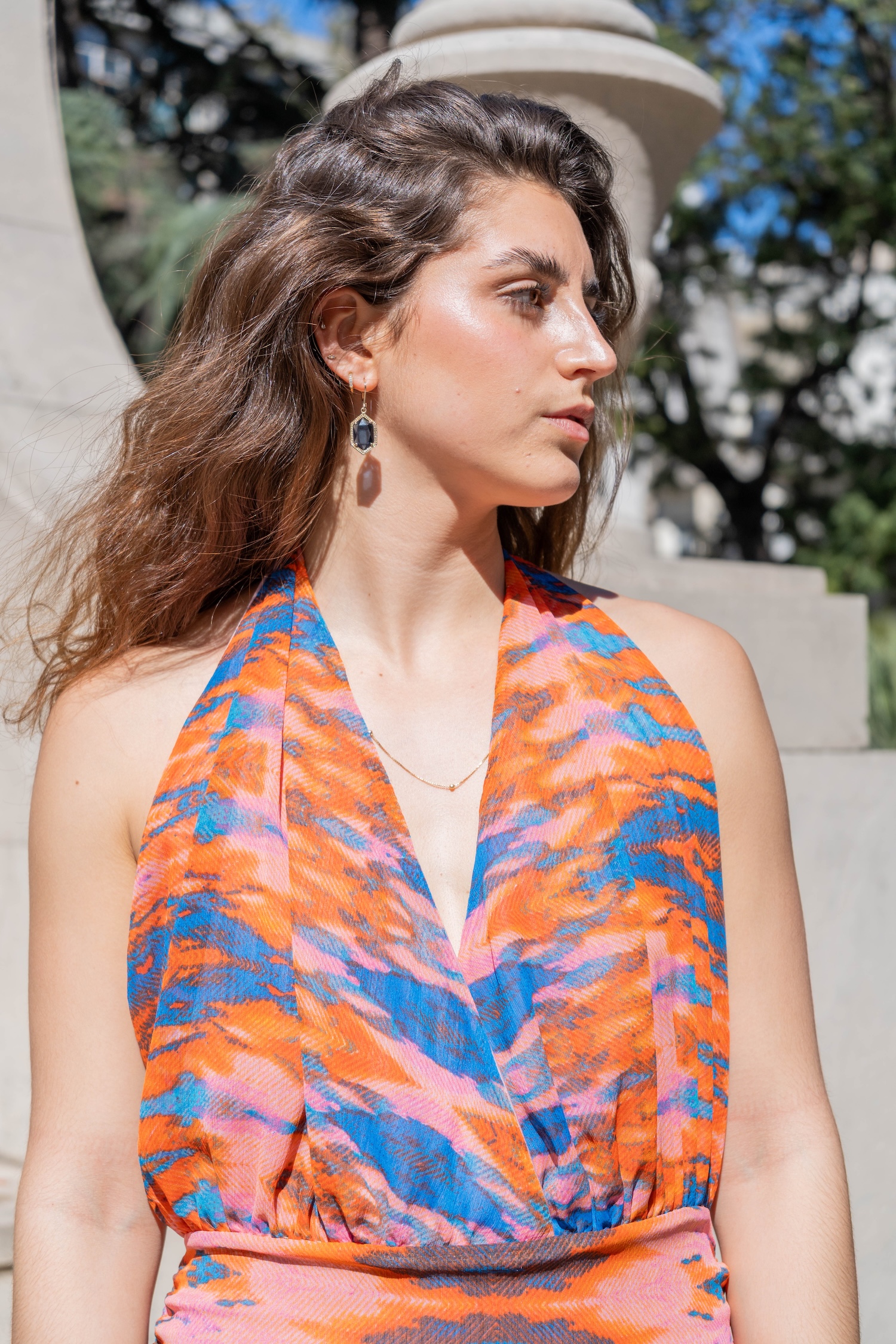 Caravanas doradas con piedra hexágonal azul