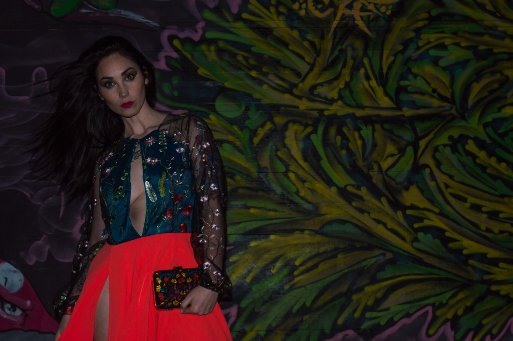 Vestido con top bordado, escote y tajos
