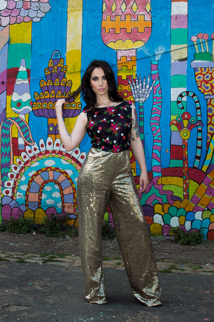 Enterito con top bordado y pantalon en lentejuelas