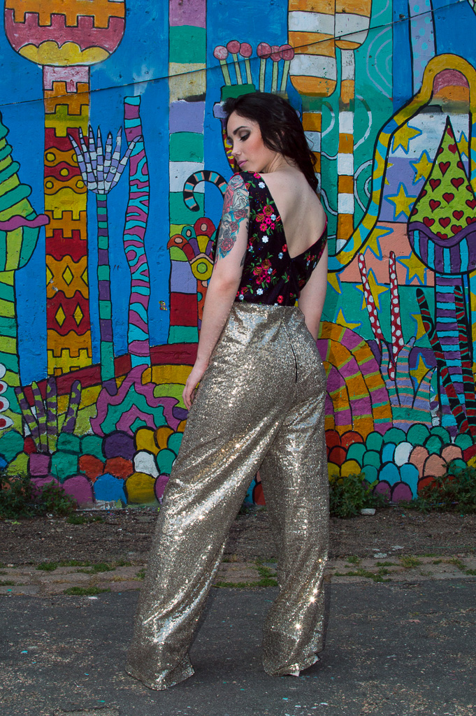 Enterito con top bordado y pantalon en lentejuelas