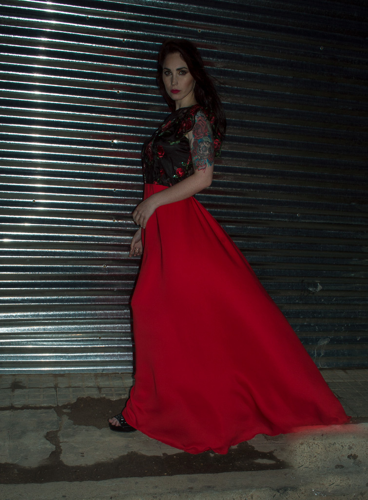 Vestido con top con rosas, falda roja y espalda escotada