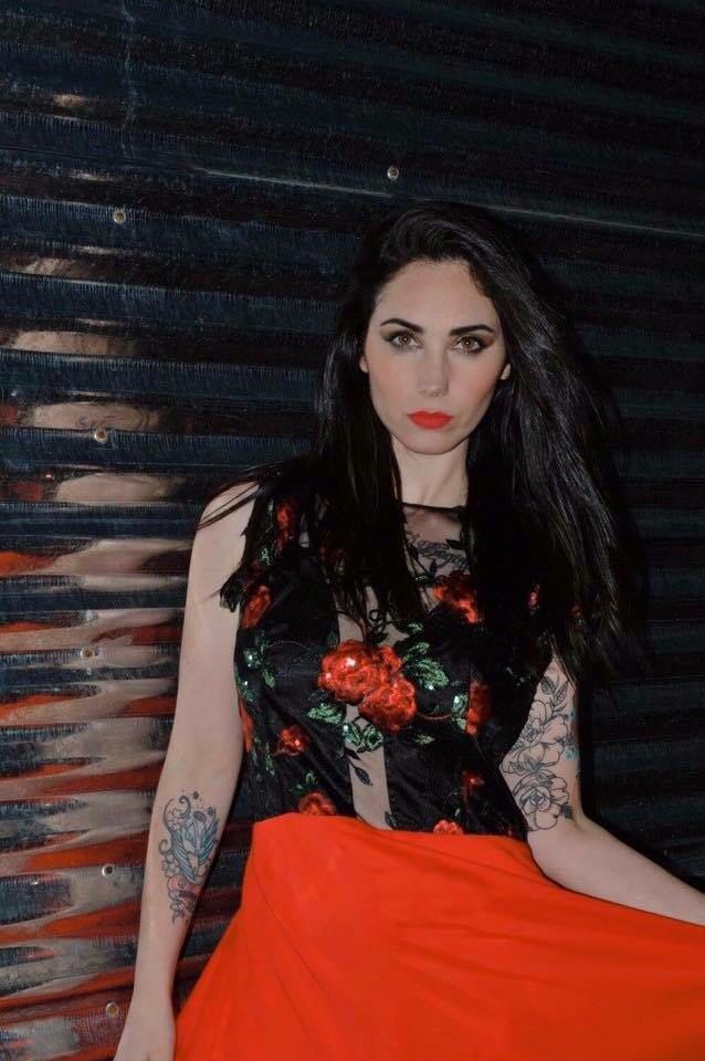 Vestido con top con rosas, falda roja y espalda escotada