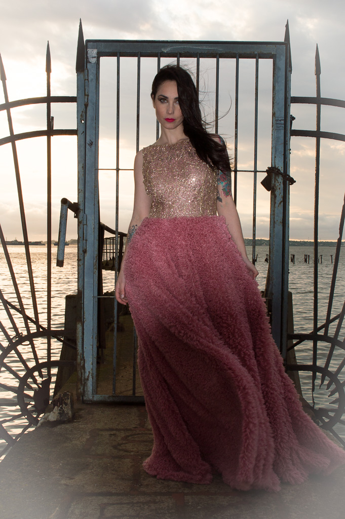 Vestido con top en encaje dorado y falda rosa peluda