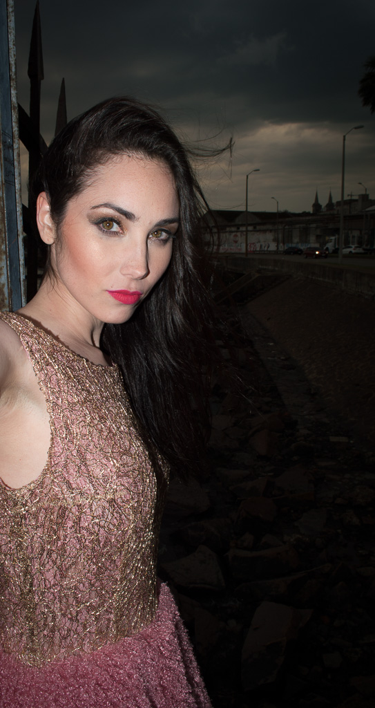 Vestido con top en encaje dorado y falda rosa peluda