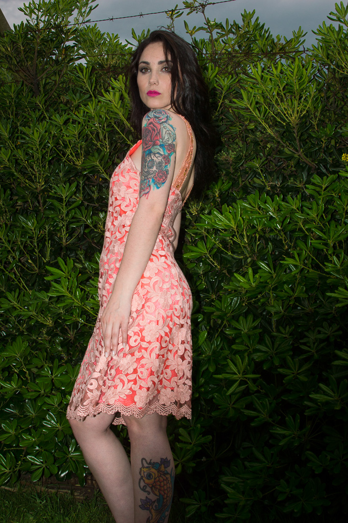 Vestido con galón en cuello