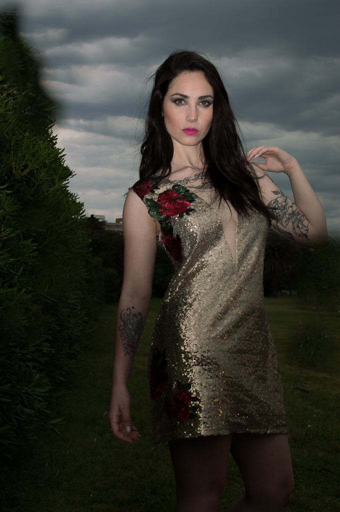 Vestido en lentejuelas con transparencia en escote y aplique de rosas