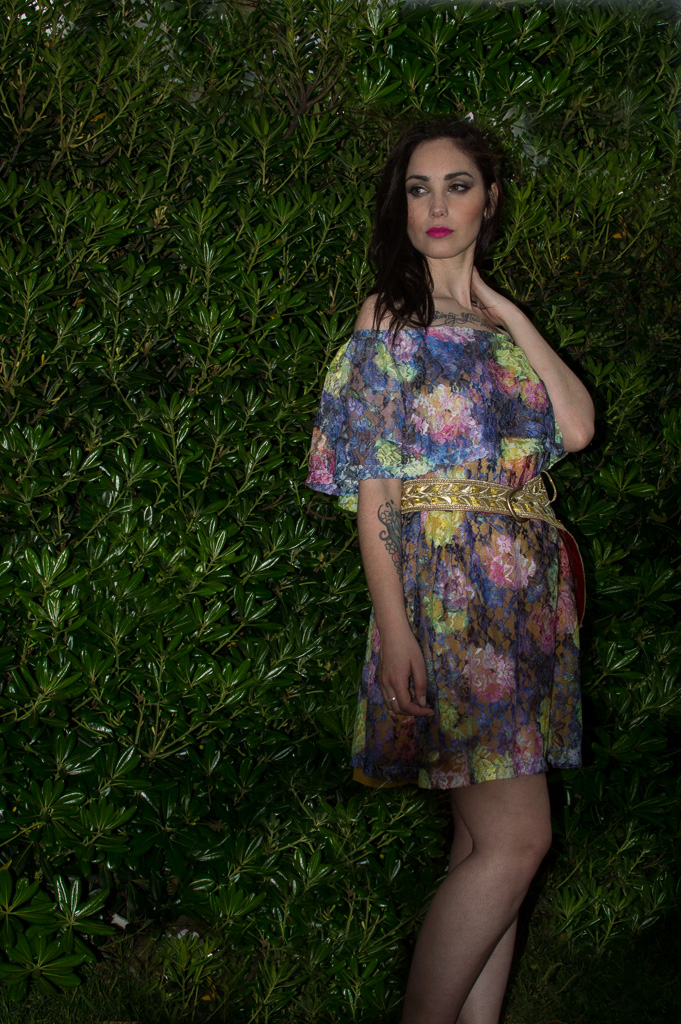 Vestido en encaje floreado off the shoulder con volado y cinto