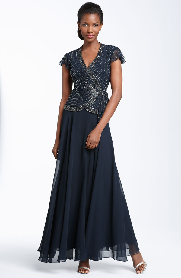 Vestido con mangas y bordados