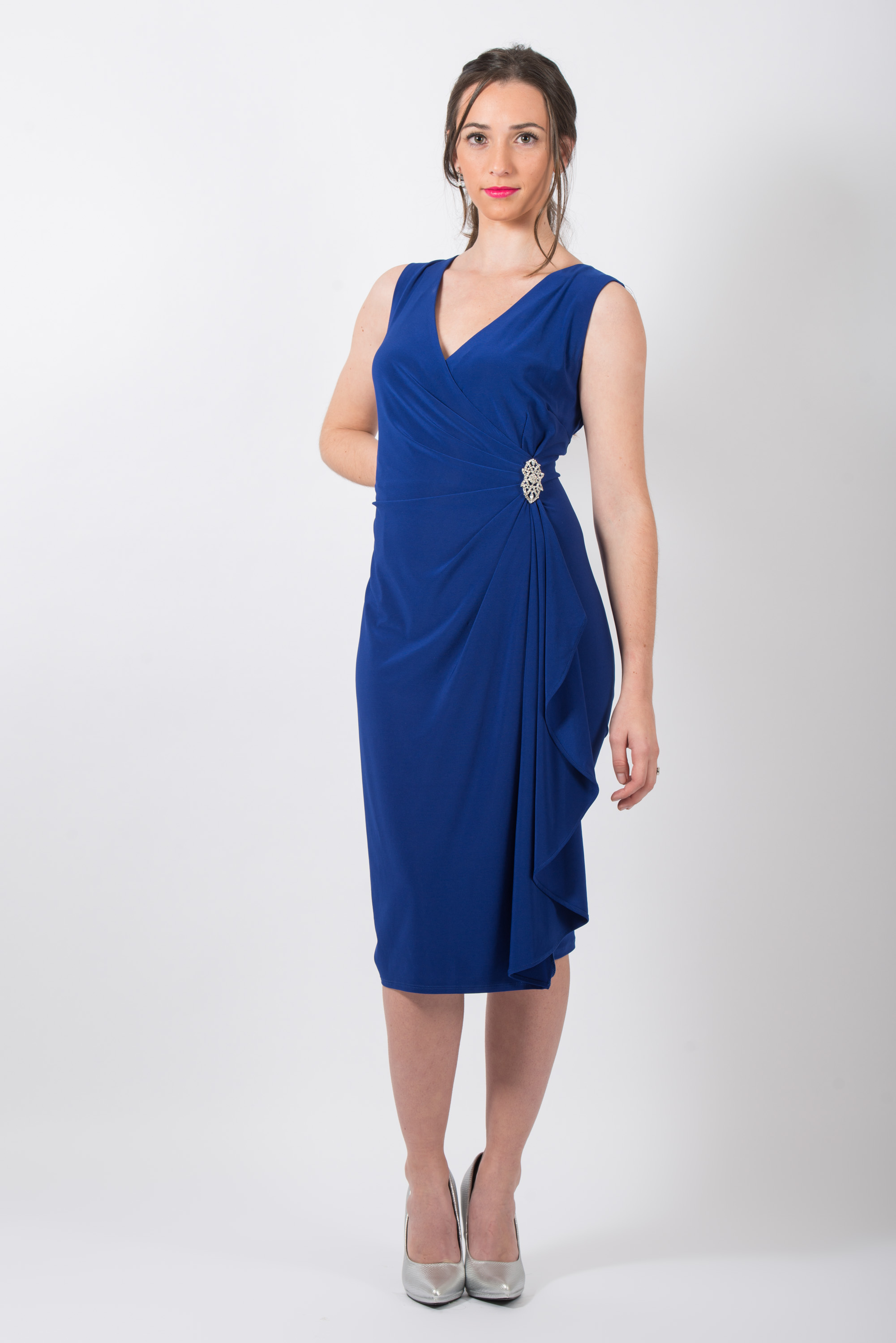 Vestido con prendedor en cintura