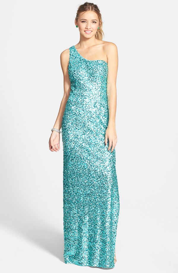 Vestido de lentejuelas con un solo hombro