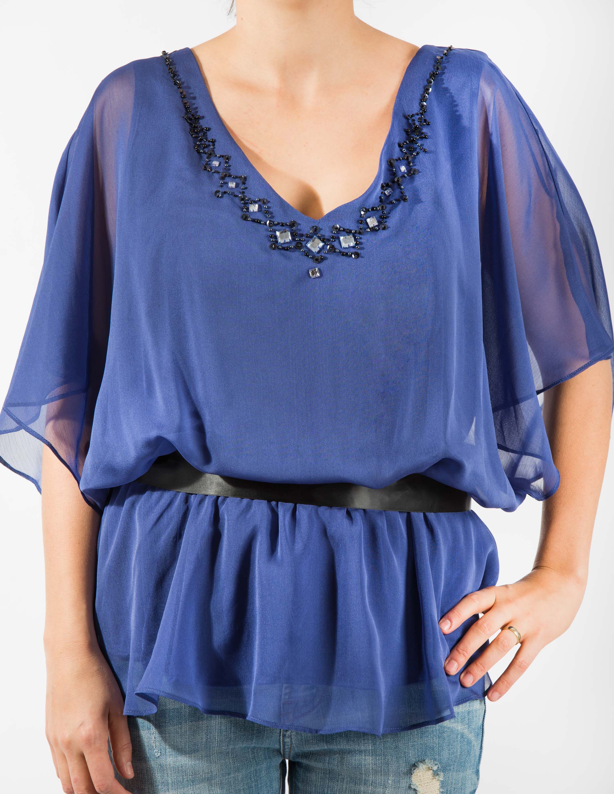 Blusa en gasa con bordado en escote