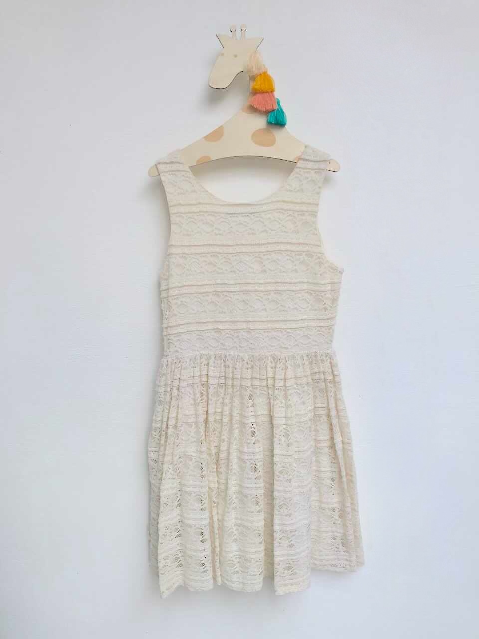 Vestido de encaje cremita