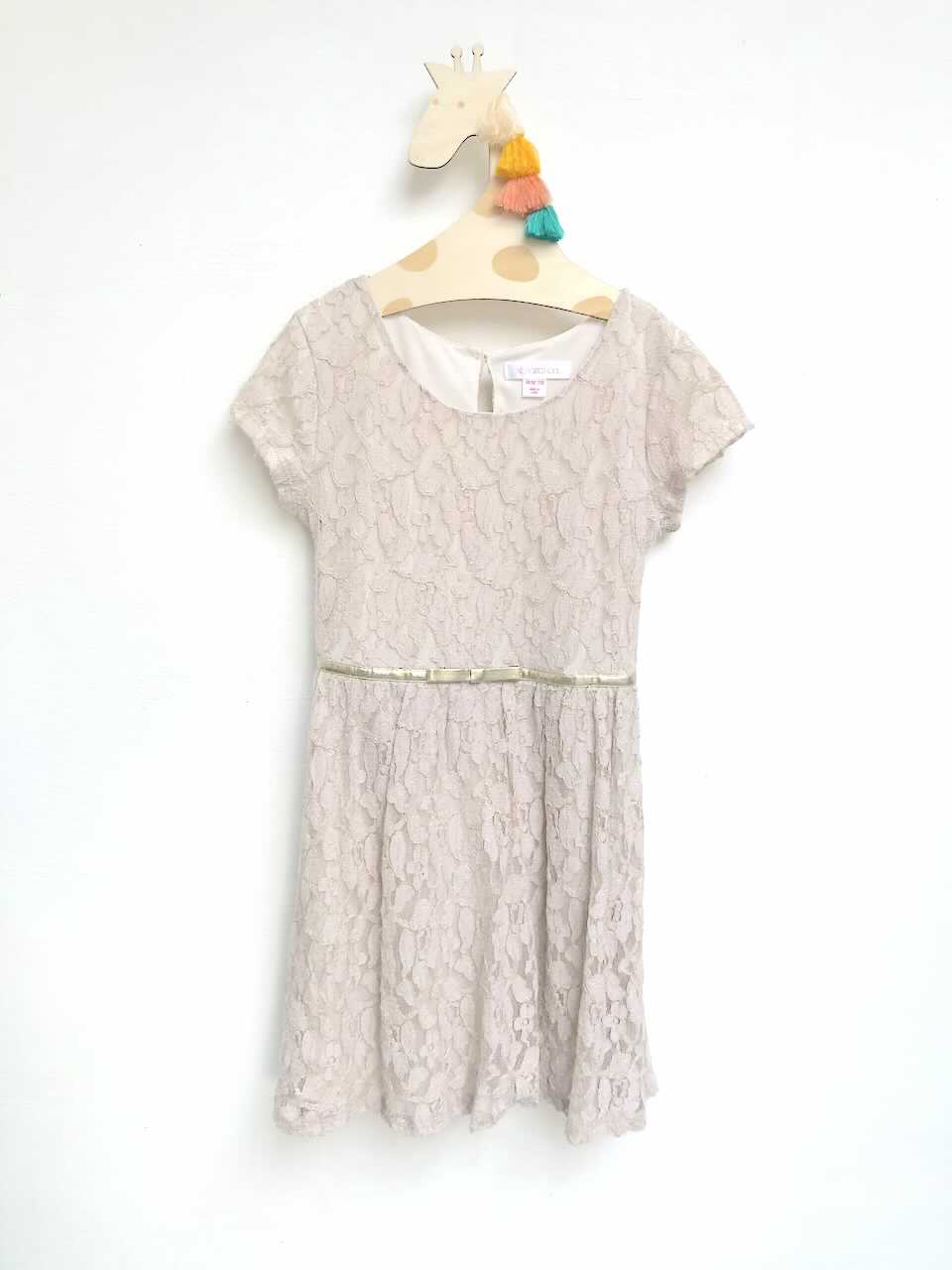 Vestido de encaje con cinto