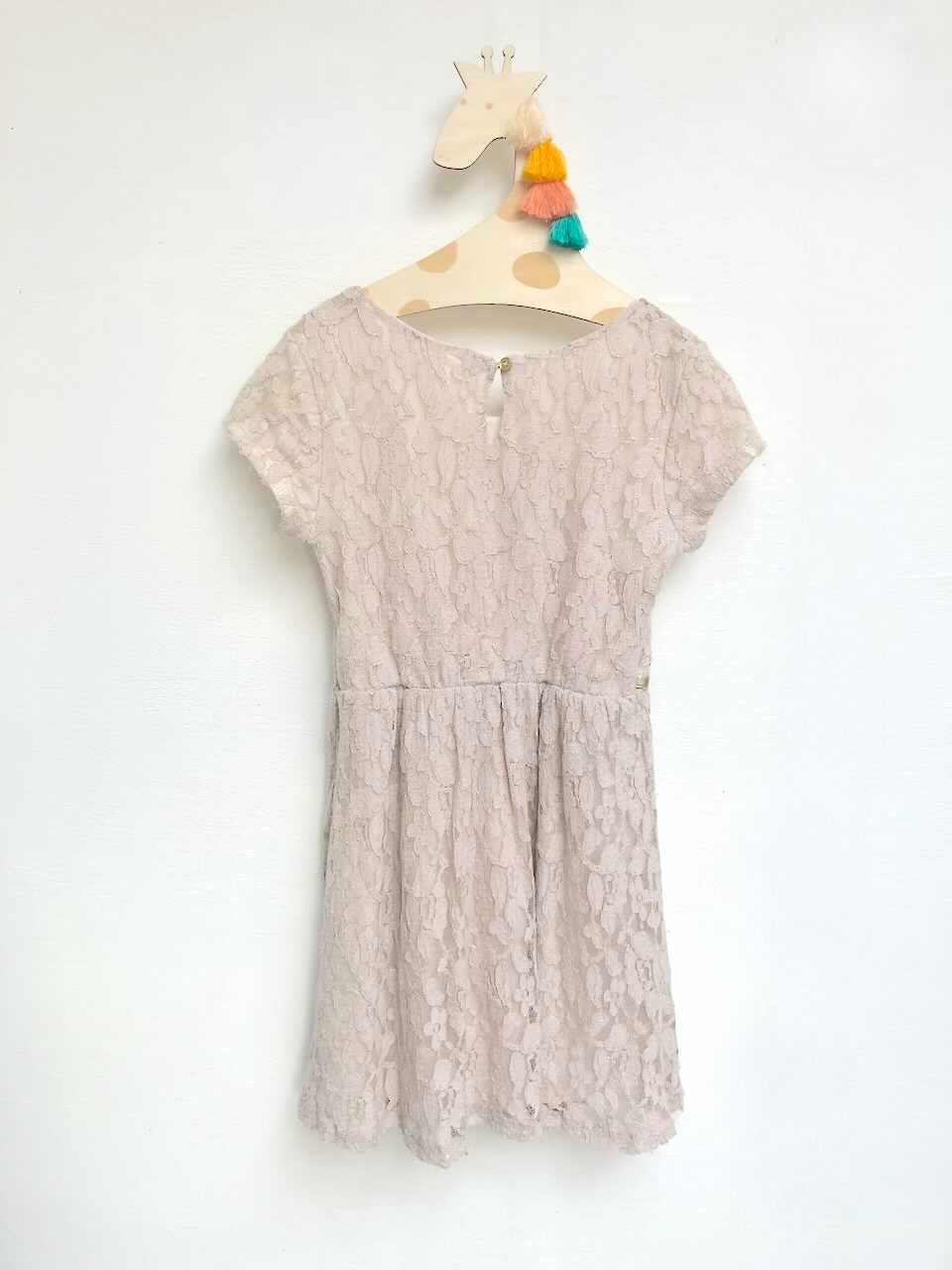 Vestido de encaje con cinto