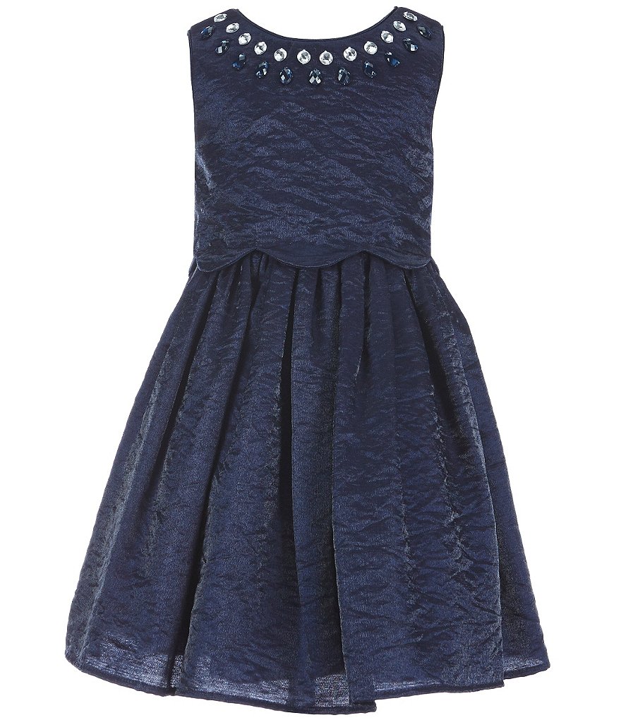 Vestido en tafeta con bordado en escote