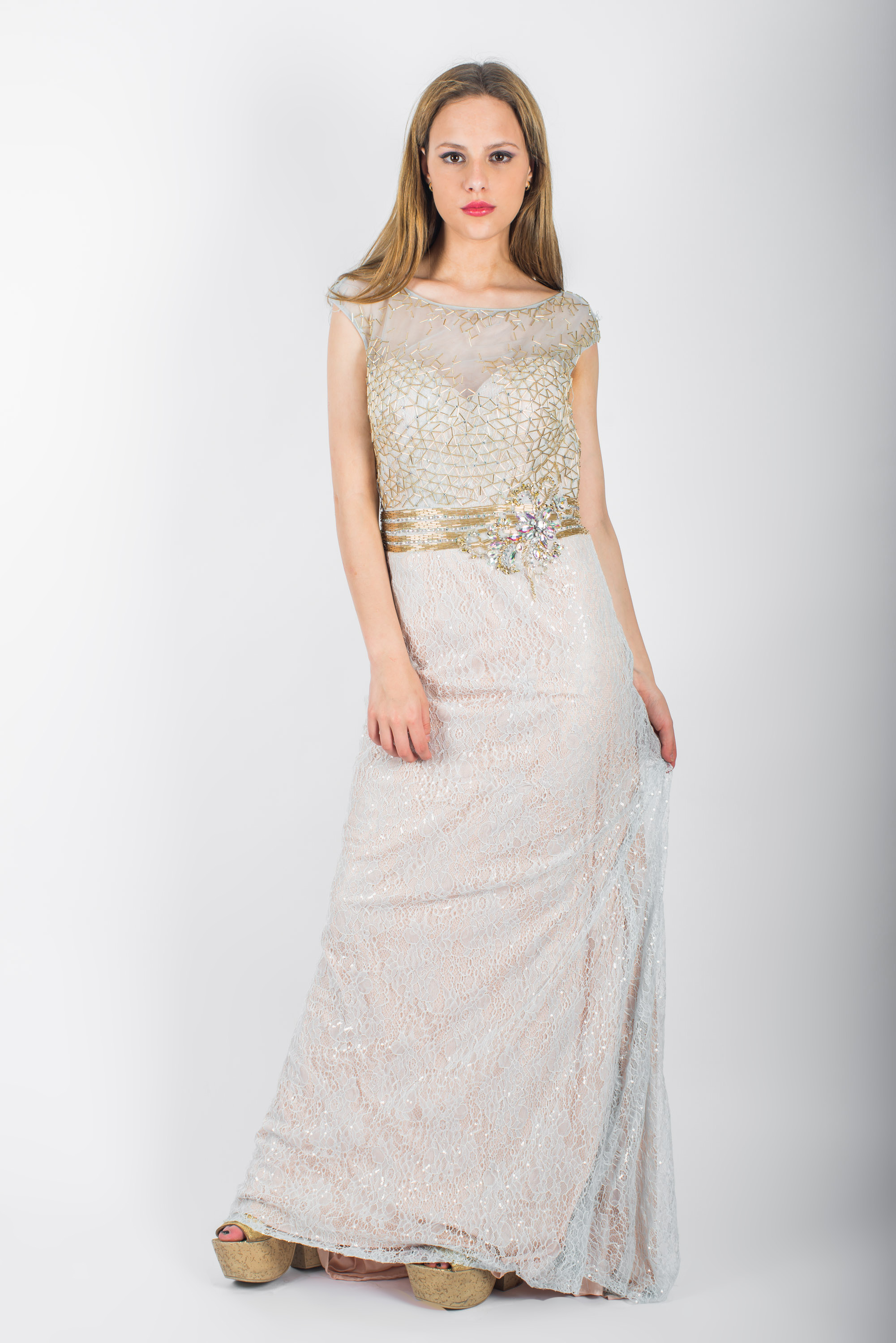 Vestido en encaje con bordados en top