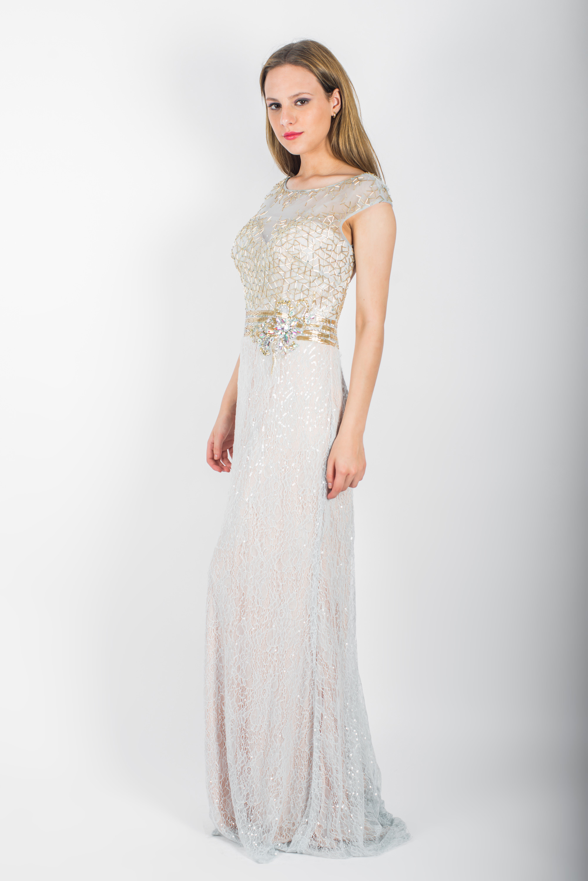 Vestido en encaje con bordados en top