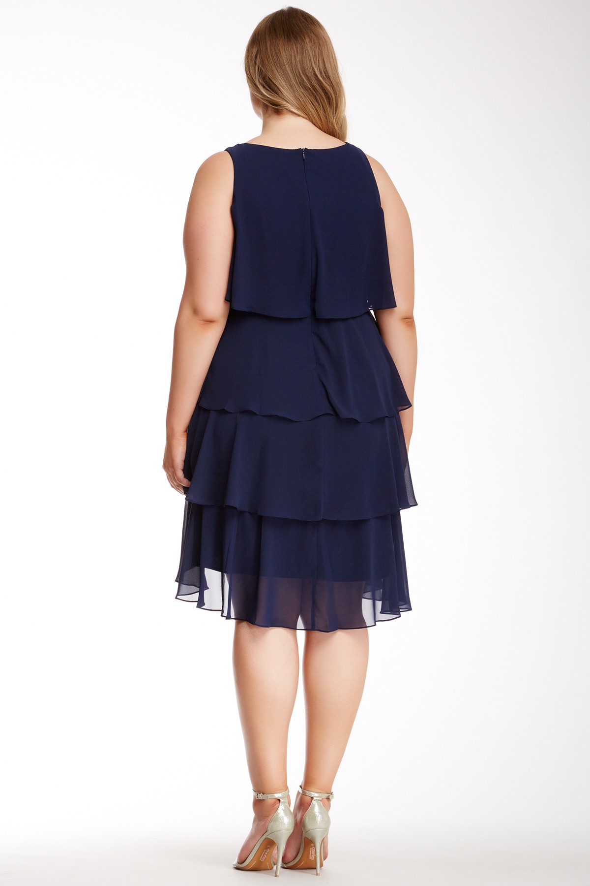 Vestido en gasa con volados y detalle en escote