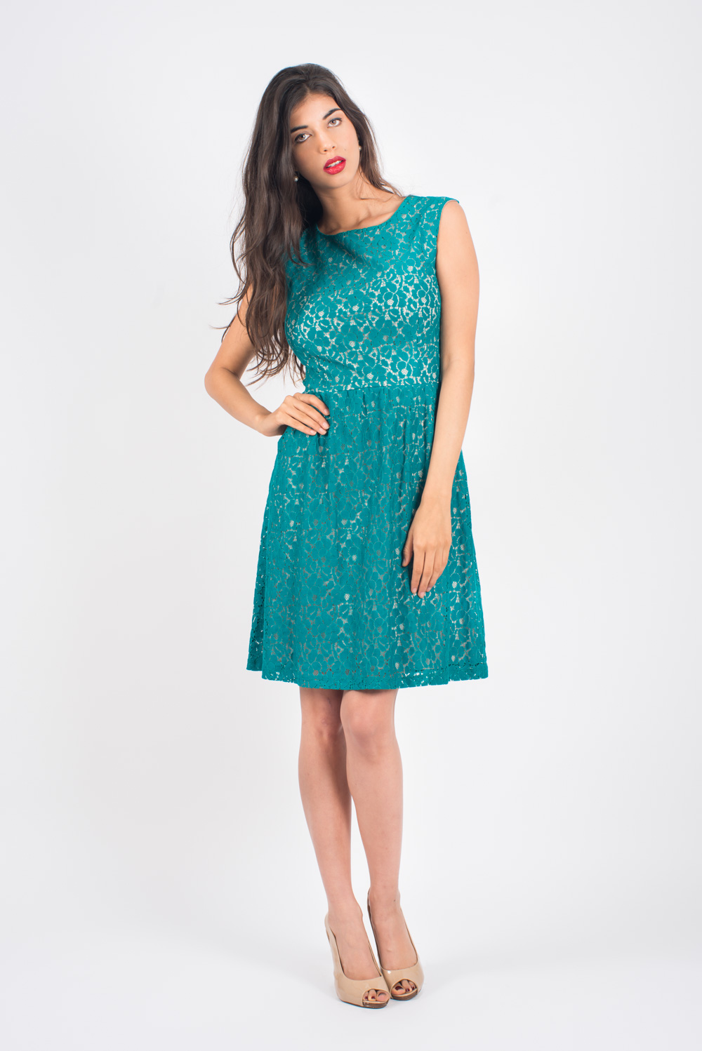 Vestido con forro beige y encaje verde