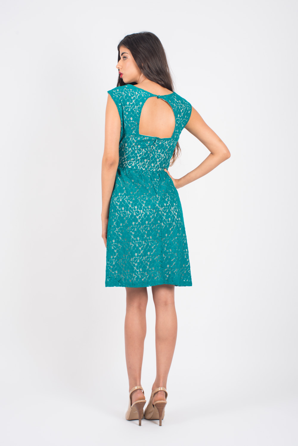 Vestido con forro beige y encaje verde