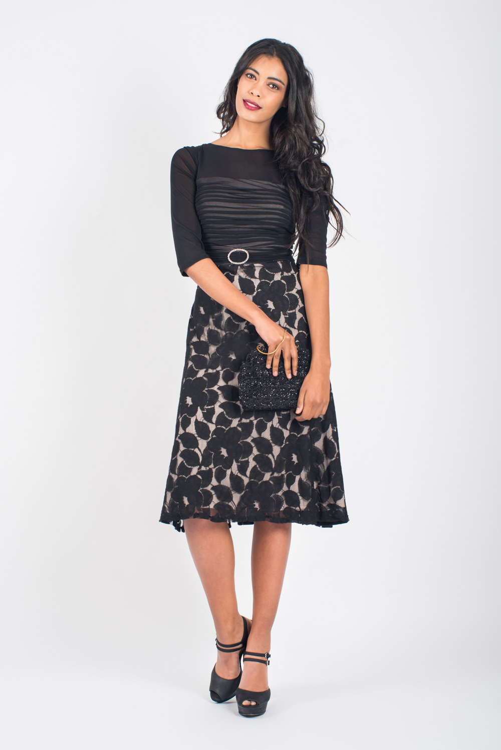 Vestido con forro beige y falda de encaje