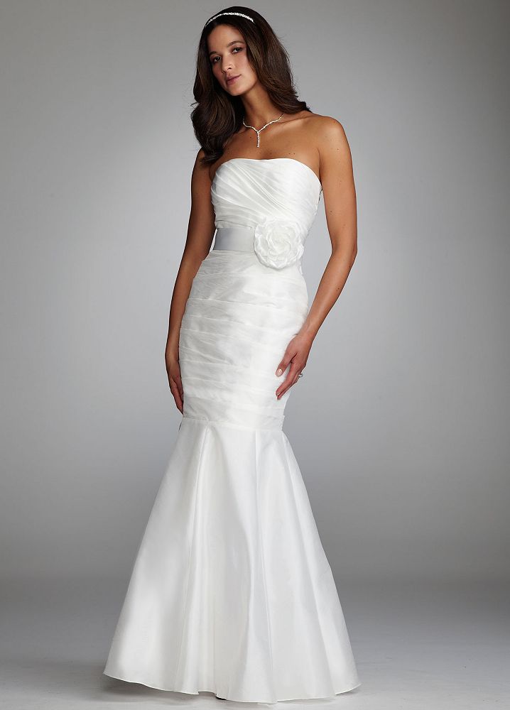 Vestido sirena con top drapeado y lazo con flor en cintura