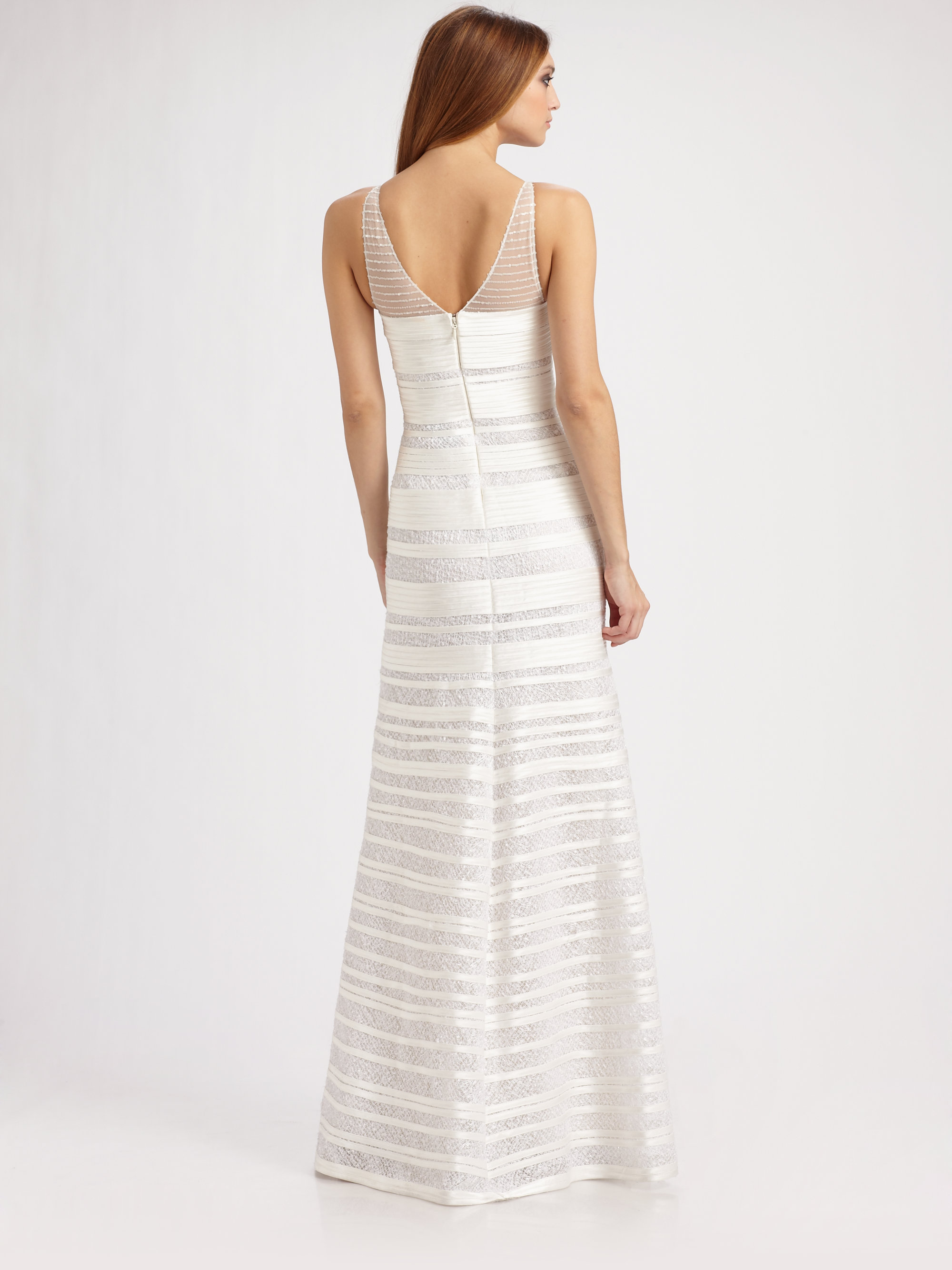 Vestido con transparencias, lentejuelas y encaje