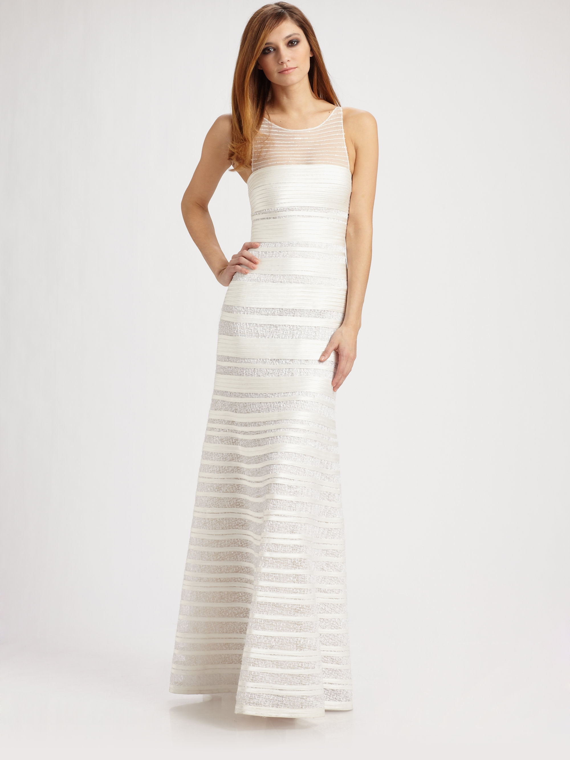 Vestido con transparencias, lentejuelas y encaje