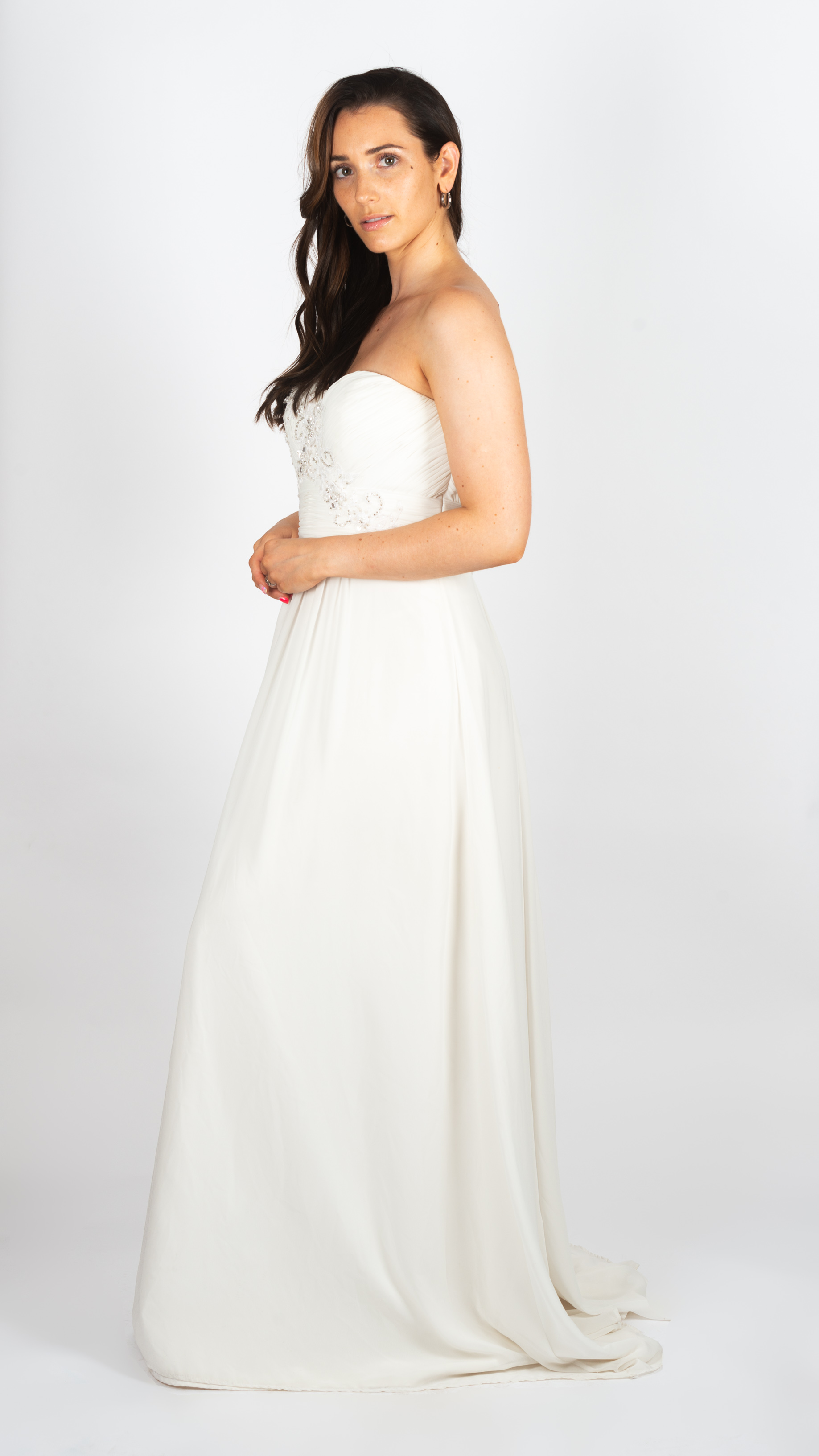 Vestido con bordado en top y cintura drapeada