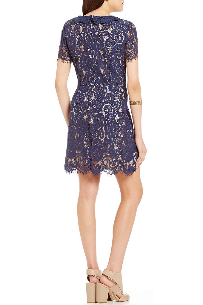 Vestido de encaje azul sobre fondo beige